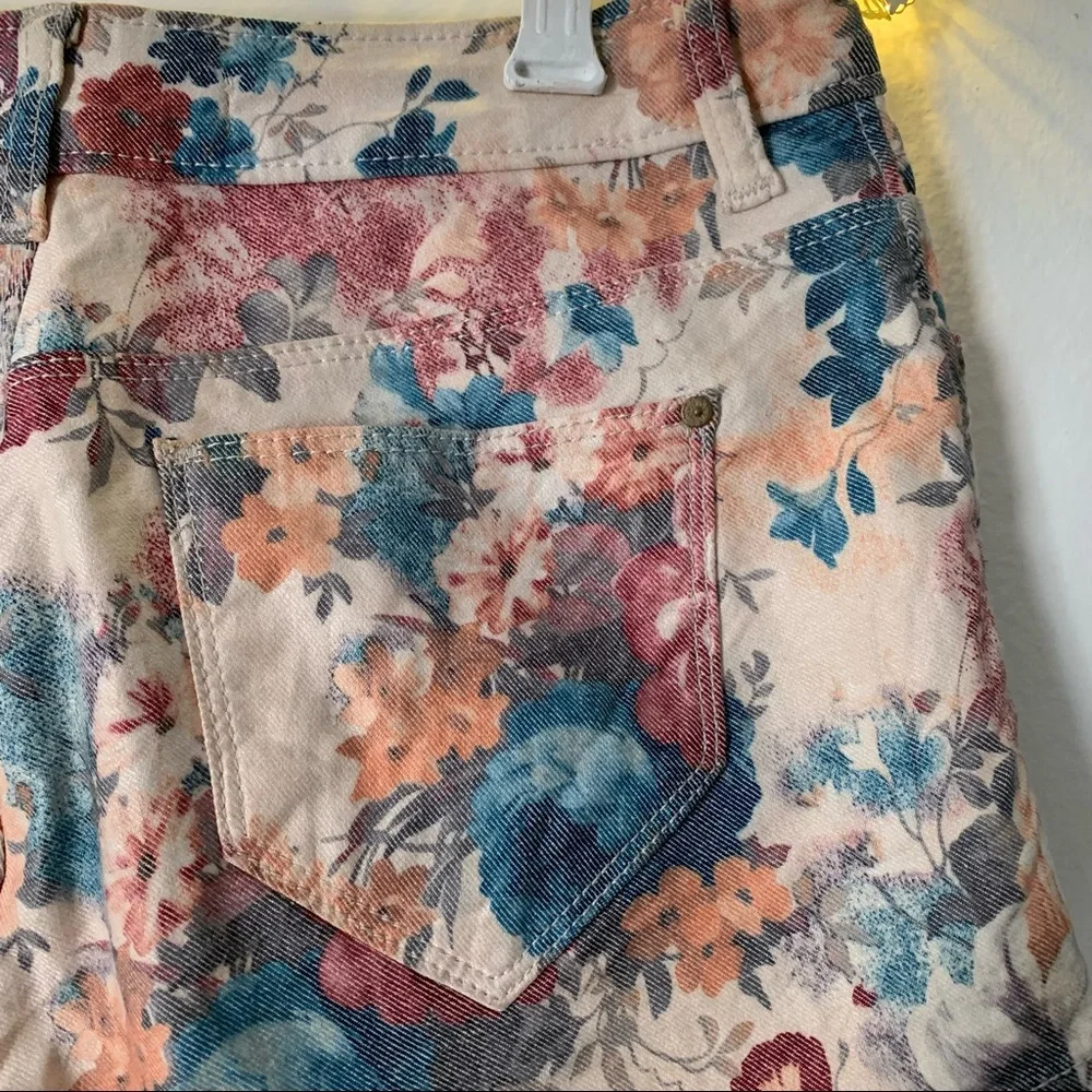 🌸 ZARA Floral Stretchable Denim Shorts in Pastel English Colours - Picture 8 of 10